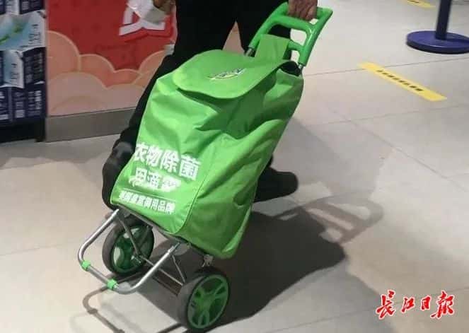 小推車、無紡布袋……在商超,過半顧客自帶購物裝備 第2張 小推車、無紡布袋……在商超,過半顧客自帶購物裝備 第2張