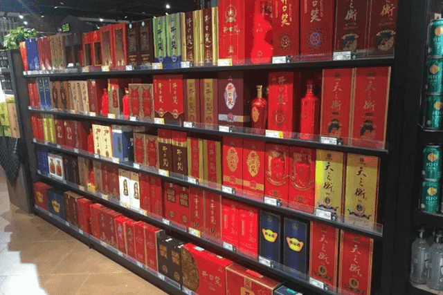 中國2款“尷尬酒”，普通人嫌它包裝簡陋，行家卻用來招待貴賓 好酒無需繁雜包裝